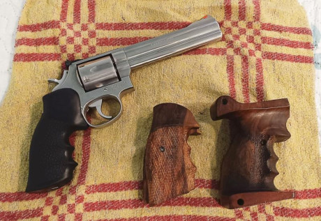 El arma está en muy buen estado, apenas la he usado, tiene 3 cachas talla M. El arma está en Bilbao, es 00