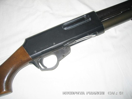Escopeta de corredera Franchi calibre 12 de cañón corto en buen estado. 150 euros. Se encuentra en la 01
