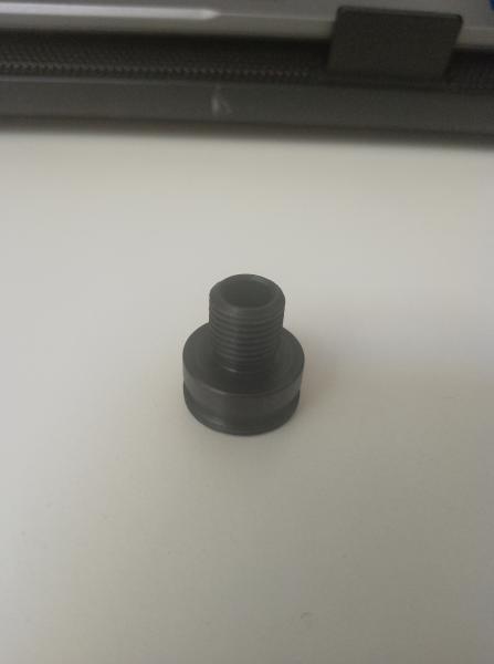 Adaptador metálico comprado en Alemania que convierte el cañón de la HW 97K a rosca macho 1/2 UNF para 02