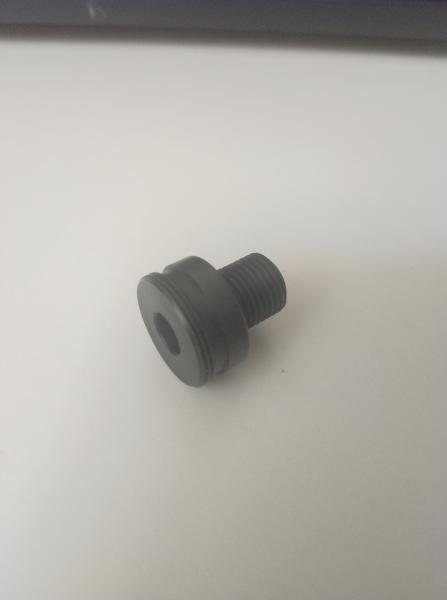 Adaptador metálico comprado en Alemania que convierte el cañón de la HW 97K a rosca macho 1/2 UNF para 01