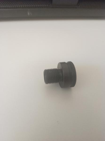 Adaptador metálico comprado en Alemania que convierte el cañón de la HW 97K a rosca macho 1/2 UNF para 00