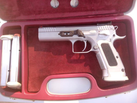 Hola. Vendo pistola marca Tanfoglio
Modelo Límited Custom HC
Calibre.  40 SW
Cañón poligonal bull barrel
 02