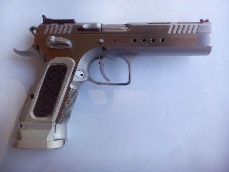 Hola. Vendo pistola marca Tanfoglio
Modelo Límited Custom HC
Calibre.  40 SW
Cañón poligonal bull barrel
 00