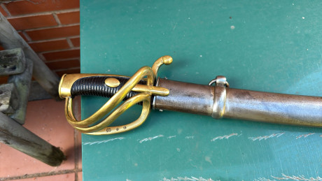 Hola a todos:
A ver si podéis decirme algo sobre este sable. No tengo demasiada idea del tema, ¿pero podría 02