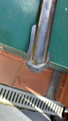 Hola a todos:
A ver si podéis decirme algo sobre este sable. No tengo demasiada idea del tema, ¿pero podría 01