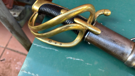 Hola a todos:
A ver si podéis decirme algo sobre este sable. No tengo demasiada idea del tema, ¿pero podría 00