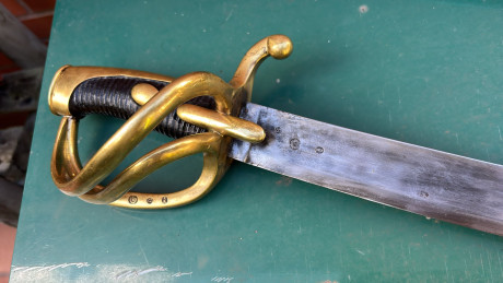 Hola a todos:
A ver si podéis decirme algo sobre este sable. No tengo demasiada idea del tema, ¿pero podría 12