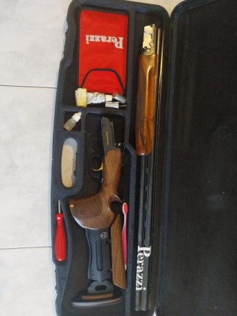 Un compañero del tiro al plato vende una escopeta superpuesta Perazzi MX2000 con cañon de 76cm y culata 00