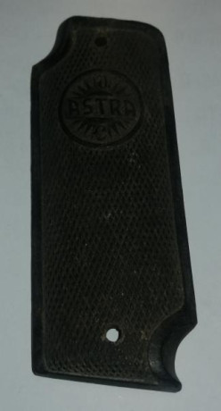 Cacha lateral izquierda de la pistola Astra 400 marcada UC (Unceta y Compañía). Se encuentra en buen estado. 01