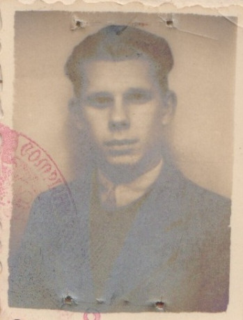  EN RECUERDO Y HOMENAJE A LOS QUE YA NO ESTÁN. 

Si pones en  GOOGLE    PASAPORTES EN LA MEMORIA   da 160