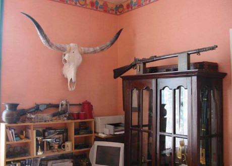 No hace tanto tiempo, en el medio rural, el sitio más habitual donde podías encontrar una escopeta era 122
