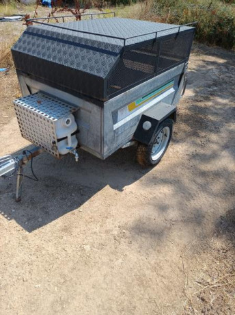 Cambiaria mi remolque pequeño preparado para perros y carga, medidas
de 140cm de largo x 110cm de ancho 02