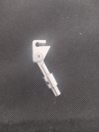 Buenas tardes, estoy buscando está pieza u otra que fabricaba Moeva creo, que montaban algunas steyr electrónicas, 01