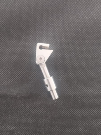 Buenas tardes, estoy buscando está pieza u otra que fabricaba Moeva creo, que montaban algunas steyr electrónicas, 00