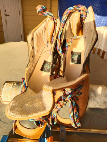 Se venden botas para el tiro de 3 posiciones de carabina y fusil, de la marca Mágnum, talla 42, SIN estrenar, 01