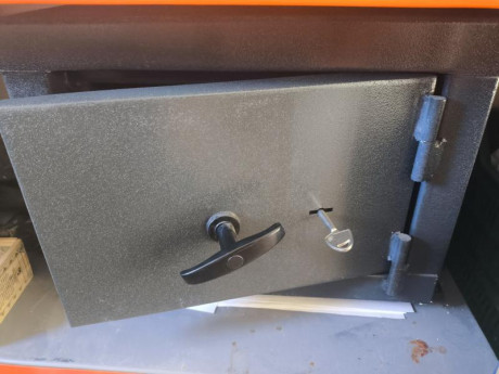 Hola buenas 
Vendo mi armero marca cobra grado 3 con 15 litros de cubicaje. 
Toda su documentación en 00