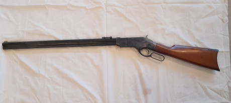  Rifle de palanca Henry 1860 
 Calibre 44/40.
Fabricante Uberti.
Madera y acero en perfectas condiciones. 01