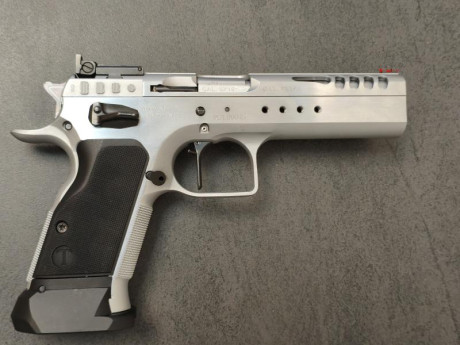 Se vende Tanfoglio límited custom HC 9mm en cromo 
Muy poco uso ,está como nueva .
Lleva disparador recto 00
