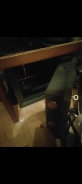 Hola vendo armero clase c para arma corta.
Va clavado al suelo,lleva rueda para combinación y llave 
Pesa 00