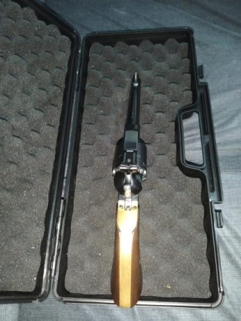 Buenas a tod@s, por petición de mi hermano pongo ala venta un revolver ruger del calibre 44 , el revolver 10