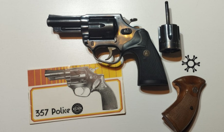 Anuncio el revólver de un compañero. Guiado en A. Tambor en 9mm además del de calibre 357. Viene con dos 00