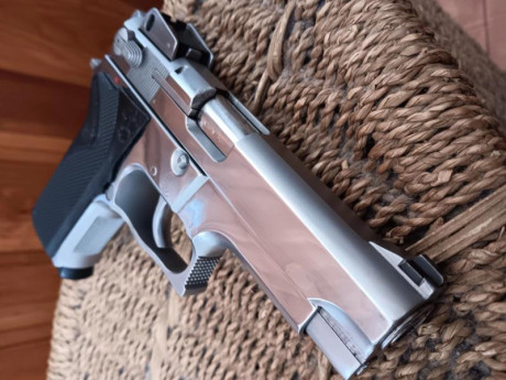 VENDO  SMITH WESSON 5906 EN PERFECTO ESTADO. CAJA ORIGINAL 3 GARGADORES ORIGINALES Y DOS MECGAR UNO DE 00