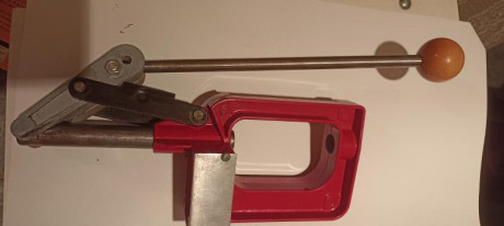 Se vende prensa lee con empistonador Ram prime para pistones pequeños, se encuentra en Pamplona , no tiene 02