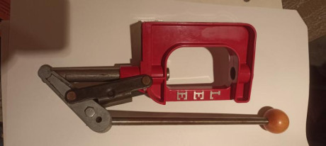 Se vende prensa lee con empistonador Ram prime para pistones pequeños, se encuentra en Pamplona , no tiene 01