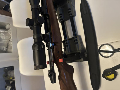 ES CZ 550 con alzas de 100m/200m/300m.
Visor y correa incluida.
Visor con retícula iluminada marca dall’s 32