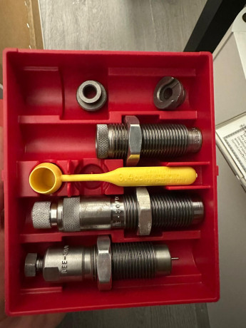 Vendo lo siguiente:

- Mesa/banco plegable preparada para prensa y dosificador de polvora.
- Prensa homologada 02