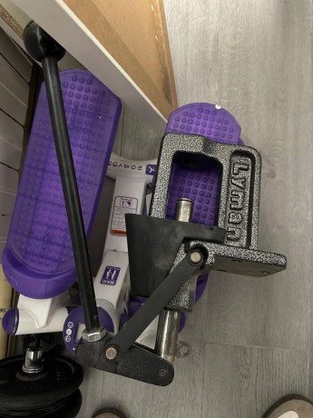 Vendo lo siguiente:

- Mesa/banco plegable preparada para prensa y dosificador de polvora.
- Prensa homologada 01