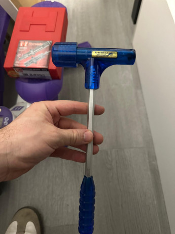 Vendo lo siguiente:

- Mesa/banco plegable preparada para prensa y dosificador de polvora.
- Prensa homologada 00