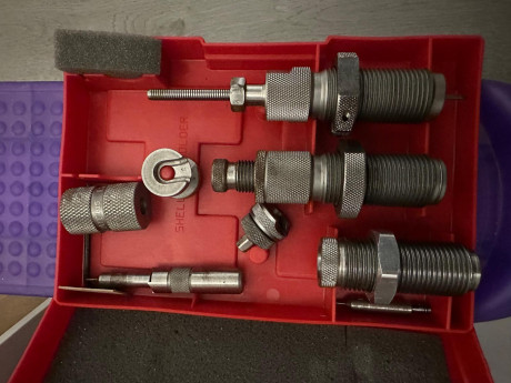 Vendo lo siguiente:

- Mesa/banco plegable preparada para prensa y dosificador de polvora.
- Prensa homologada 22