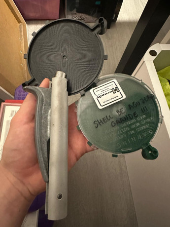 Vendo lo siguiente:

- Mesa/banco plegable preparada para prensa y dosificador de polvora.
- Prensa homologada 21