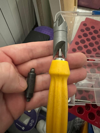 Vendo lo siguiente:

- Mesa/banco plegable preparada para prensa y dosificador de polvora.
- Prensa homologada 20