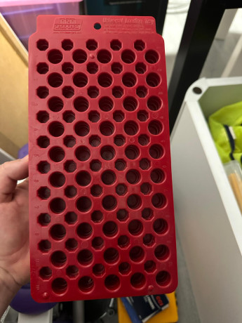 Vendo lo siguiente:

- Mesa/banco plegable preparada para prensa y dosificador de polvora.
- Prensa homologada 31