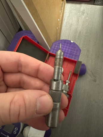 Vendo lo siguiente:

- Mesa/banco plegable preparada para prensa y dosificador de polvora.
- Prensa homologada 30