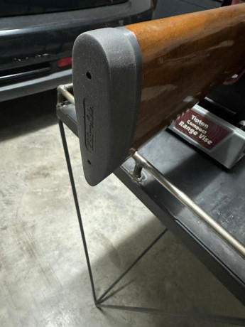 Hola un amigo vende un rifle:
Como mejoras tiene carril de acero, cantonera de gel y disparador afinado 10