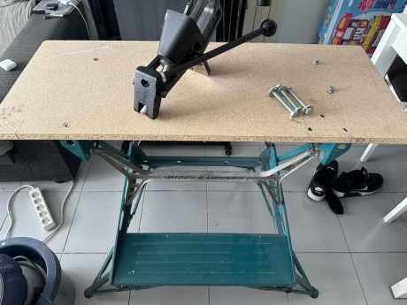 Vendo lo siguiente:

- Mesa/banco plegable preparada para prensa y dosificador de polvora.
- Prensa homologada 40