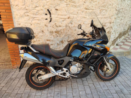 Vendo Honda Varadero 1000 del 2007.
Tiene 50000km y recientemente se le ha hecho el mantenimiento.
Defensas 20