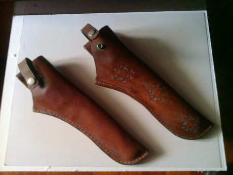 Vendo dos fundas de confección artesanal para revolver una usada en un Remington new model army y la otra 00