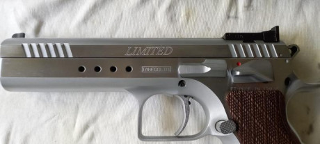 Como indico en el asunto vendo Tanfoglio Limited en 9mm, cañón poligonal, y kit del 22LR. 
Soy su único 01