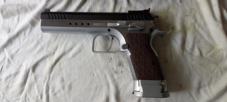 Como indico en el asunto vendo Tanfoglio Limited en 9mm, cañón poligonal, y kit del 22LR. 
Soy su único 00