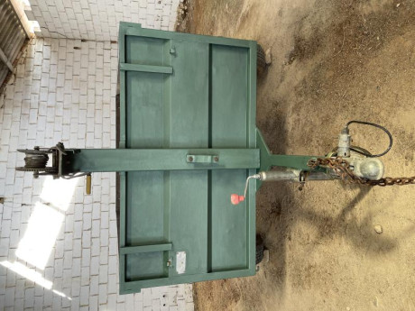 Robusto remolque en perfecto estado de conservación.Con papeles,trócola para subir objetos sin esfuerzo.Eje 01