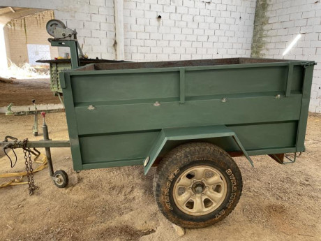 Robusto remolque en perfecto estado de conservación.Con papeles,trócola para subir objetos sin esfuerzo.Eje 00