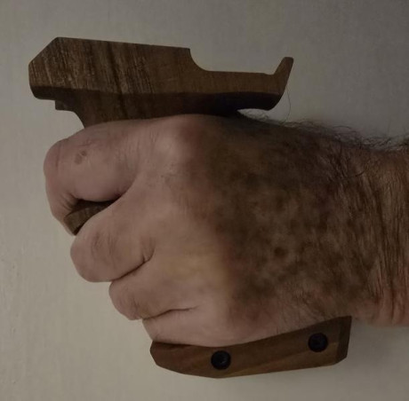 Voy a comprar una Pardini SP .22 y puedo optar por distintos tamaños de empuñadura. Mi mano tiene la palma 62