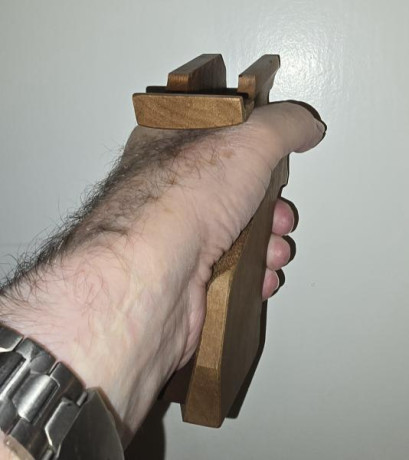 Voy a comprar una Pardini SP .22 y puedo optar por distintos tamaños de empuñadura. Mi mano tiene la palma 60