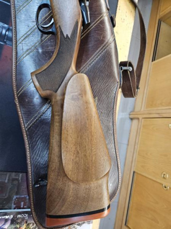 Hola.

Ha caído en mis manos un Sako L691 de caja larga calibre 30-06 , precioso, solo estrenado y guardado 42