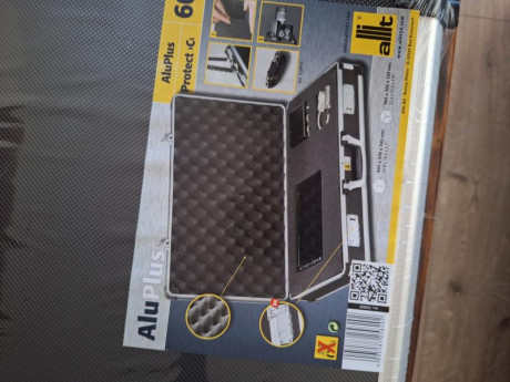 *SE VENDE:* 

Maletin de transporte con interior acolchado. Marca ALLIT.
Dimensiones exterires: 60 x 34 01