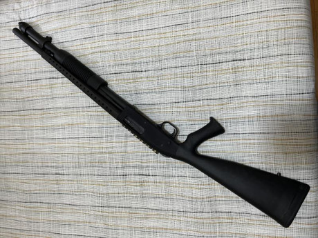 Mossberg corredera 590A1. Calibre 12/76.
Cañón 20" pesado. Acabado parkerizado. Porta bayoneta. Heat 52
